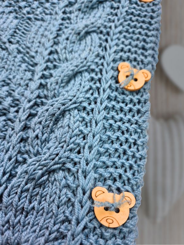 Strickanleitung LITTLE COCOON – Kuscheliger Schlupfsack für Babys, Knöpfe