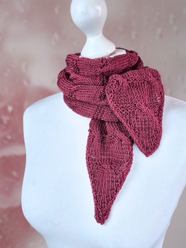 Strickanleitung PEONY GLOW - Leichter Schal mit Zopfmuster, Anwendungsbeispiel