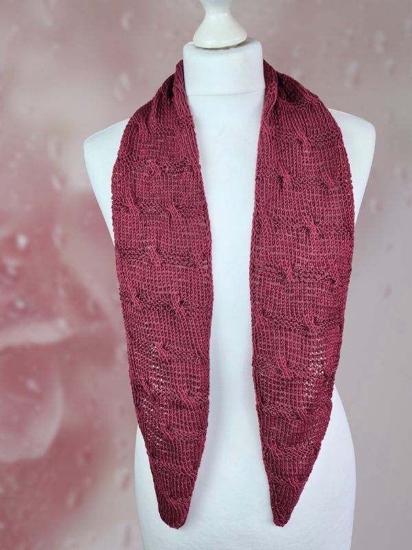 Strickanleitung PEONY GLOW - Leichter Schal mit Zopfmuster, Anwendungsbeispiel