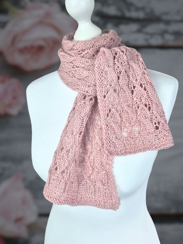 Strickanleitung ROSE LINE - Schal mit zauberhaftem Zopfmuster, Anwendungsbeispiel