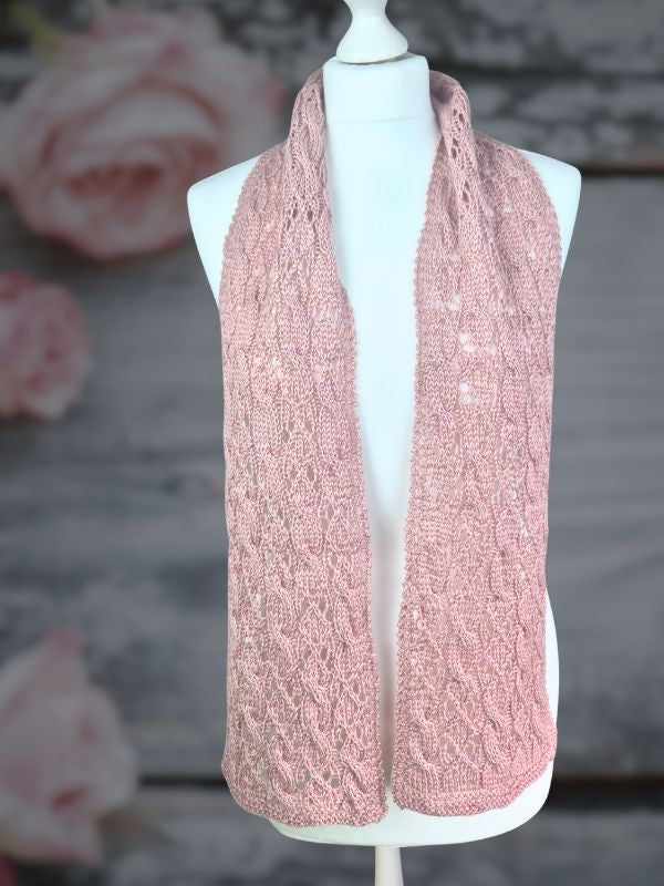 Strickanleitung ROSE LINE - Schal mit zauberhaftem Zopfmuster, Anwendungsbeispiel