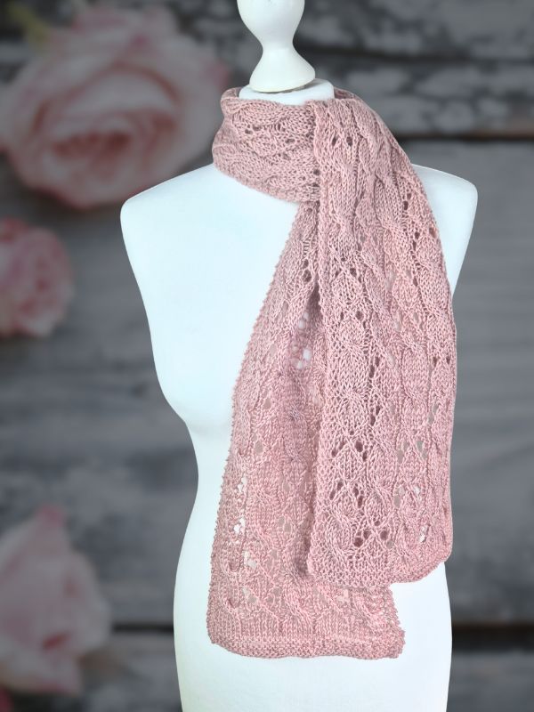 Strickanleitung ROSE LINE - Schal mit zauberhaftem Zopfmuster, Anwendungsbeispiel