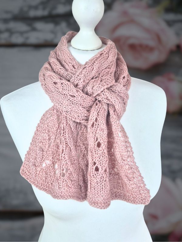 Strickanleitung ROSE LINE - Schal mit zauberhaftem Zopfmuster, Anwendungsbeispiel