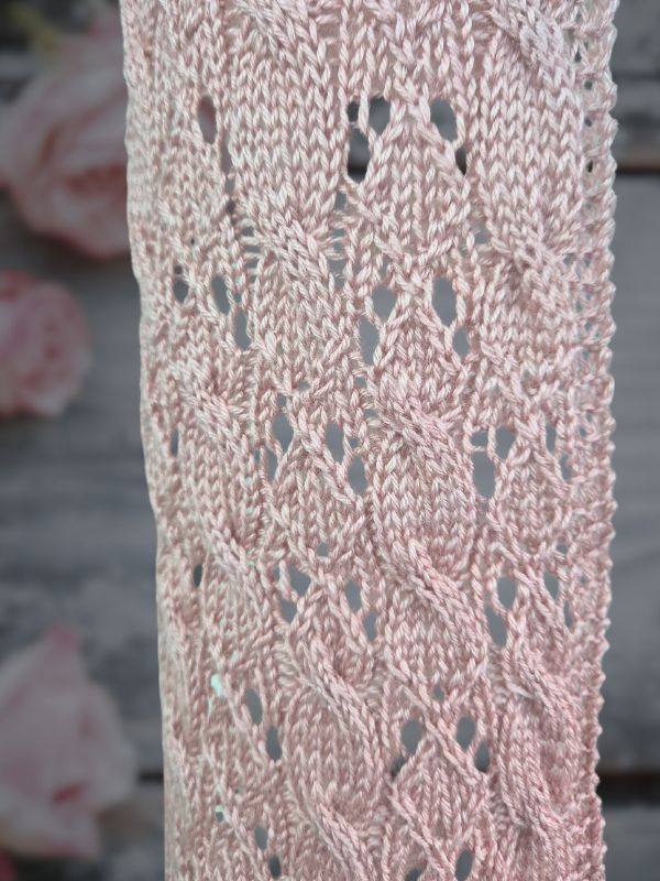 Strickanleitung ROSE LINE - Schal mit zauberhaftem Zopfmuster, Musterdetails