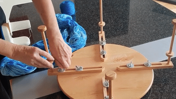 Video WOLLE WICKELN MIT WOLLHASPEL