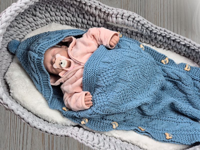 Strickanleitung LITTLE COCOON – Kuscheliger Schlupfsack für Babys | Jollyknits