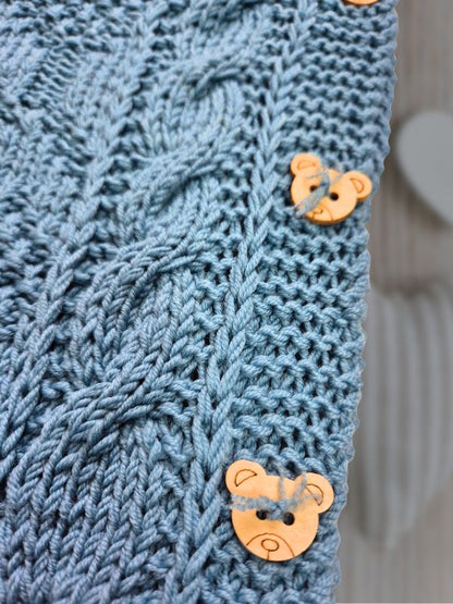 Strickanleitung LITTLE COCOON – Kuscheliger Schlupfsack für Babys, Knöpfe