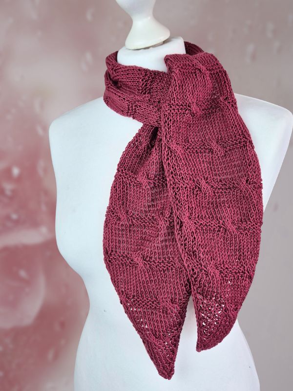 Strickanleitung PEONY GLOW - Leichter Schal mit Zopfmuster, Anwendungsbeispiel