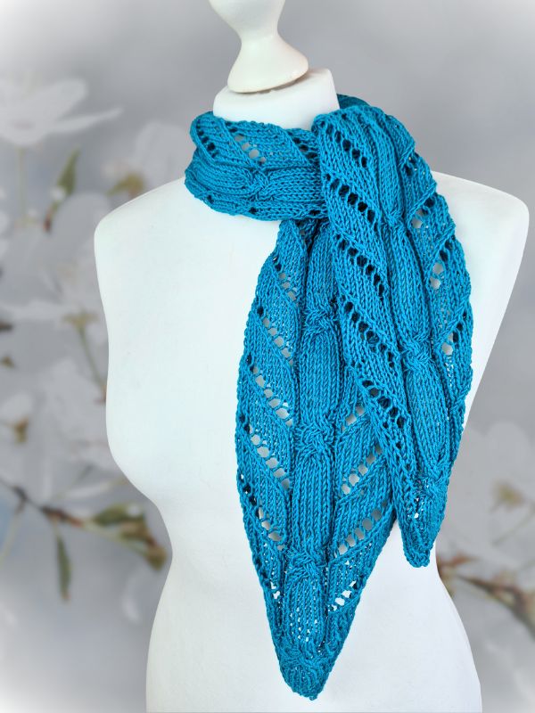 Strickanleitung TIMELESS GLOW - Luftiger Skinny-Schal, Anwendungsbeispiel